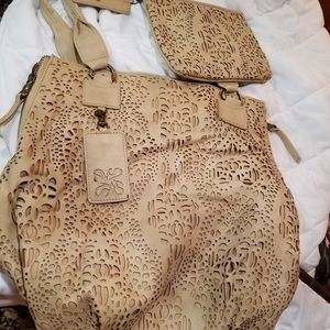 Vera Wang Beige Tote w Matching Wristlet